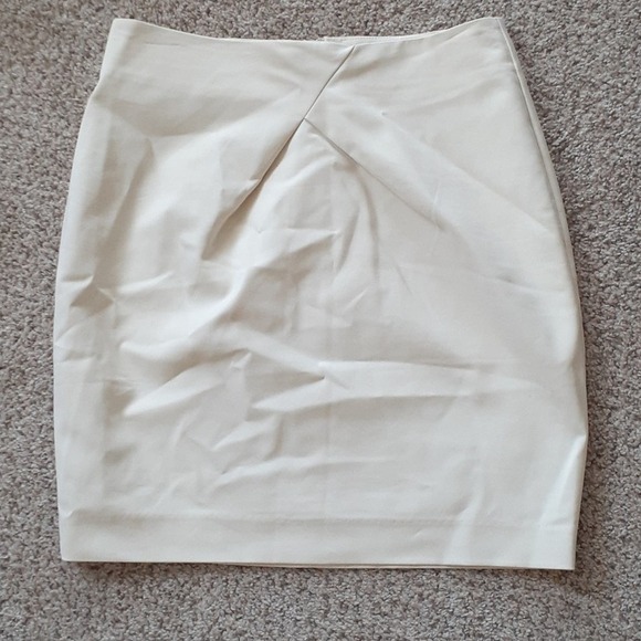 H&M creme colored skirt, size 8 - Picture 1 of 3